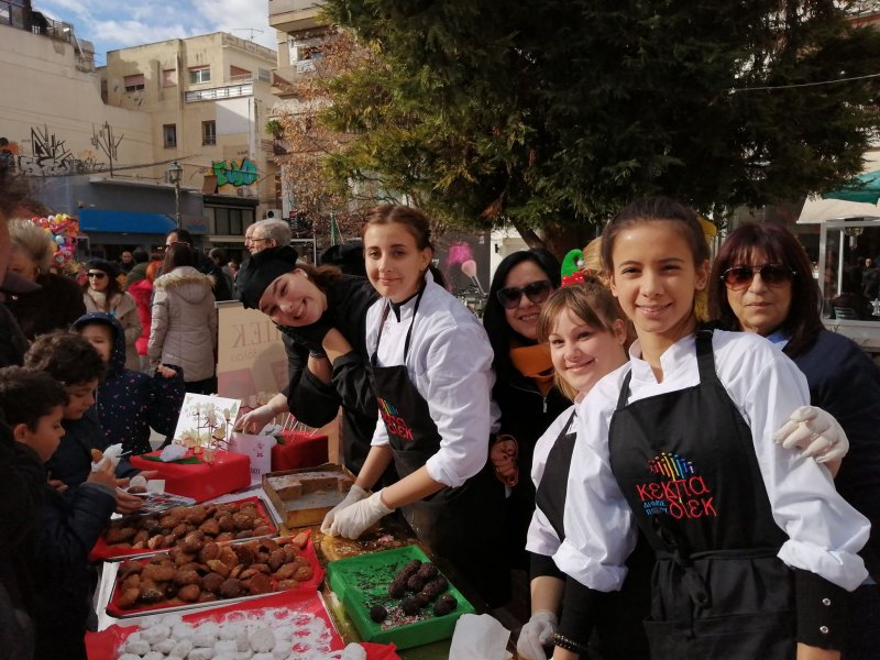 Γιορτή των Παιδιών στον Αγ. Νικόλαο την παραμονή Χριστουγέννων και το ΙΙΕΚ Δήμου Βόλου κέρασε γιορτινές λιχουδιές σε μικρούς και μεγάλους, 