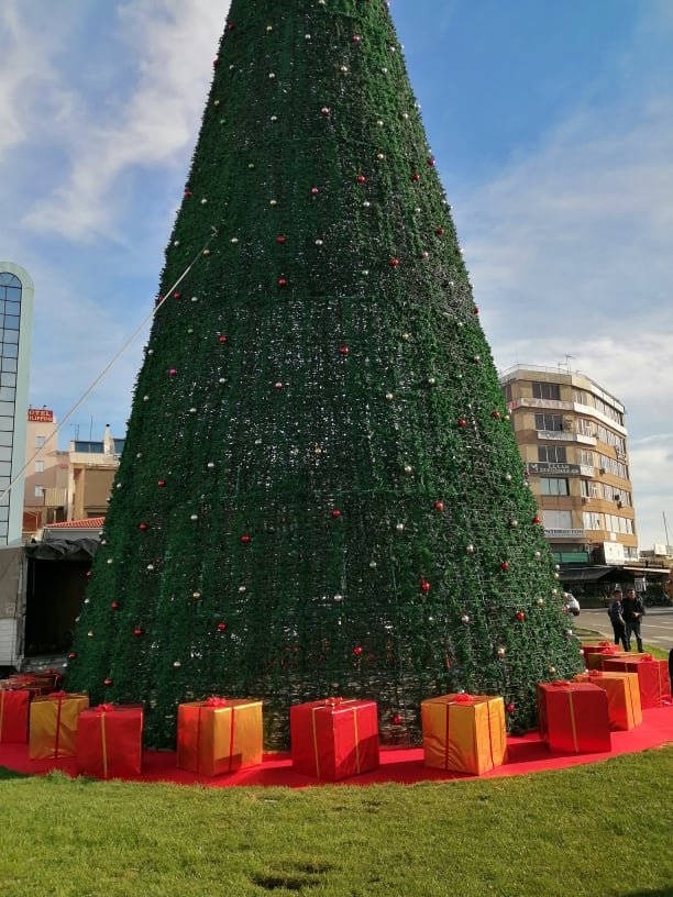 Γιορτή των Παιδιών στον Αγ. Νικόλαο την παραμονή Χριστουγέννων και το ΙΙΕΚ Δήμου Βόλου κέρασε γιορτινές λιχουδιές σε μικρούς και μεγάλους, 