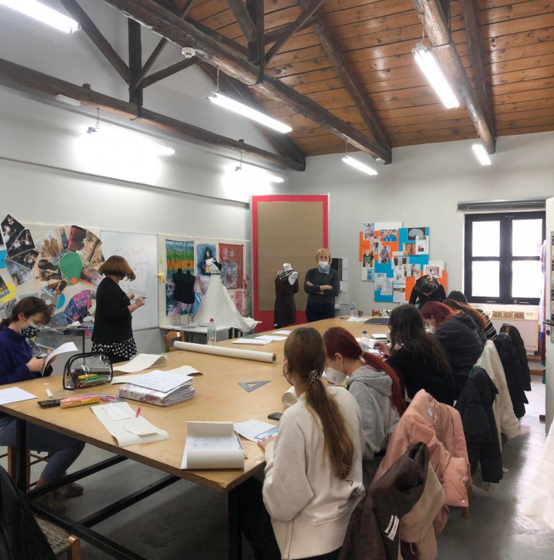 Students of  VOSONSPSO, ( the Czech Higher School of Fashion), at VTI of Volos Municipality, by  Erasmus + program. Once again, and after many years of collaboration, our School hosted for two weeks, 6 students and their teacher, V. Tasoulasova, from the 