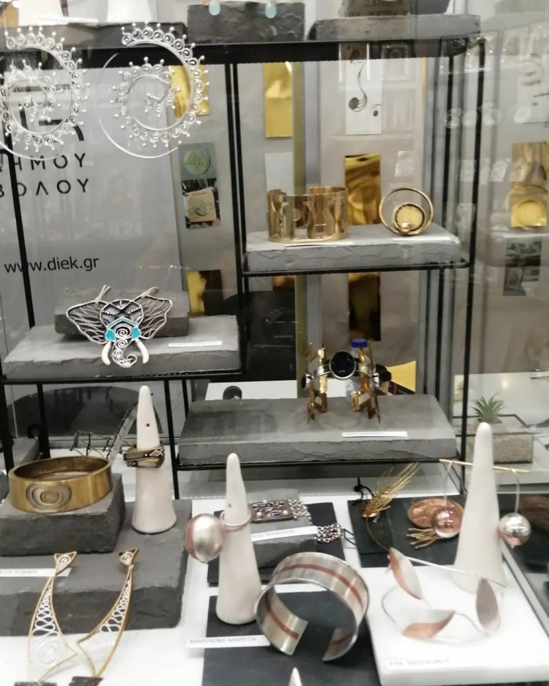 Το τμήμα Κοσμήματος, του Ι.Ι.Ε.Κ Δήμου Βόλου της ΚΕΚΠΑ-ΔΙΕΚ, στην Athens International Jewellery Show.      Η ειδικότητα Τεχνικός Χειροποίητου Κοσμήματος και Σ