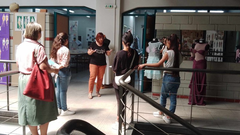 Επίσκεψη  Εφήβων  Κοριτσιών ΡΟΜΑ στο ΙΙΕΚ της ΚΕΚΠΑ - ΔΙΕΚ του Δήμου Βόλου, η  δράση αφορούσε κοπέλες του οικισμού που αποφοίτησαν από το δημ