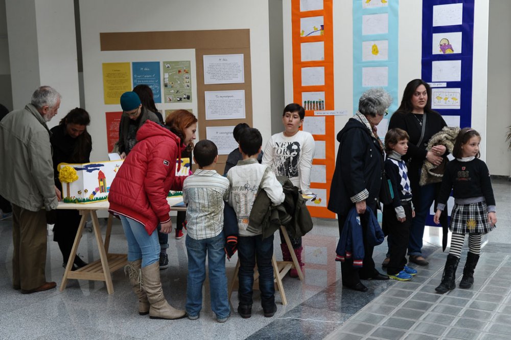 Σπουδαστές του Ι.Ι.Ε.Κ. του Δήμου Βόλου, στην εκδήλωση για την έκθεση και παρουσίαση του παιδικού βιβλίου που διοργάνωσε το Κ.Δ.Α.Π. «ΒΑΣΔΕΚΕΙ