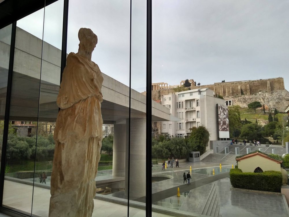 Επίσκεψη σπουδαστών, της ειδικότητας Ενδύματος στη διοργάνωση AXDW και της ειδικότητας Κεραμικής, σε εκθέσεις, στην Αθήνα.