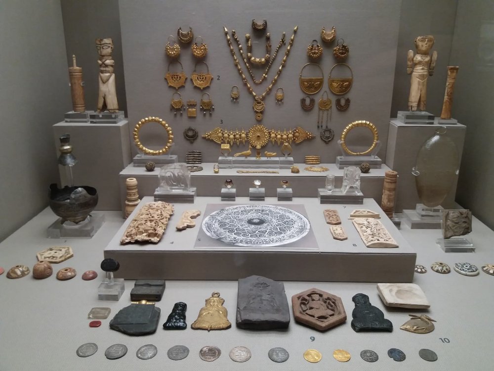 Επίσκεψη σπουδαστών, της ειδικότητας Ενδύματος στη διοργάνωση AXDW και της ειδικότητας Κεραμικής, σε εκθέσεις, στην Αθήνα.