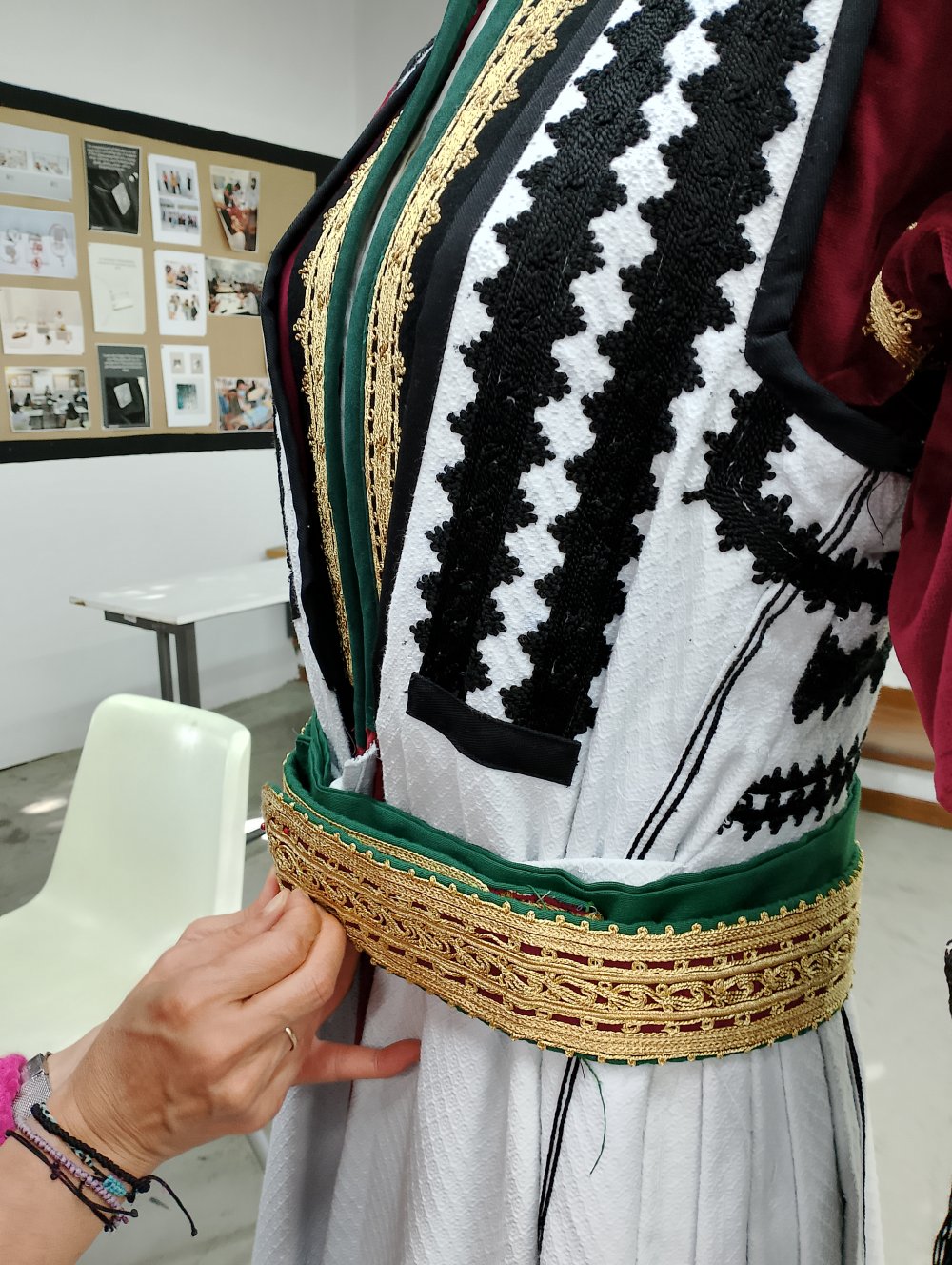 Παρουσίαση - σεμινάριο Παραδοσιακής Φορεσιάς  στην ΙΣΑΕΚ  ( ΙΙΕΚ ) Δήμου Βόλου