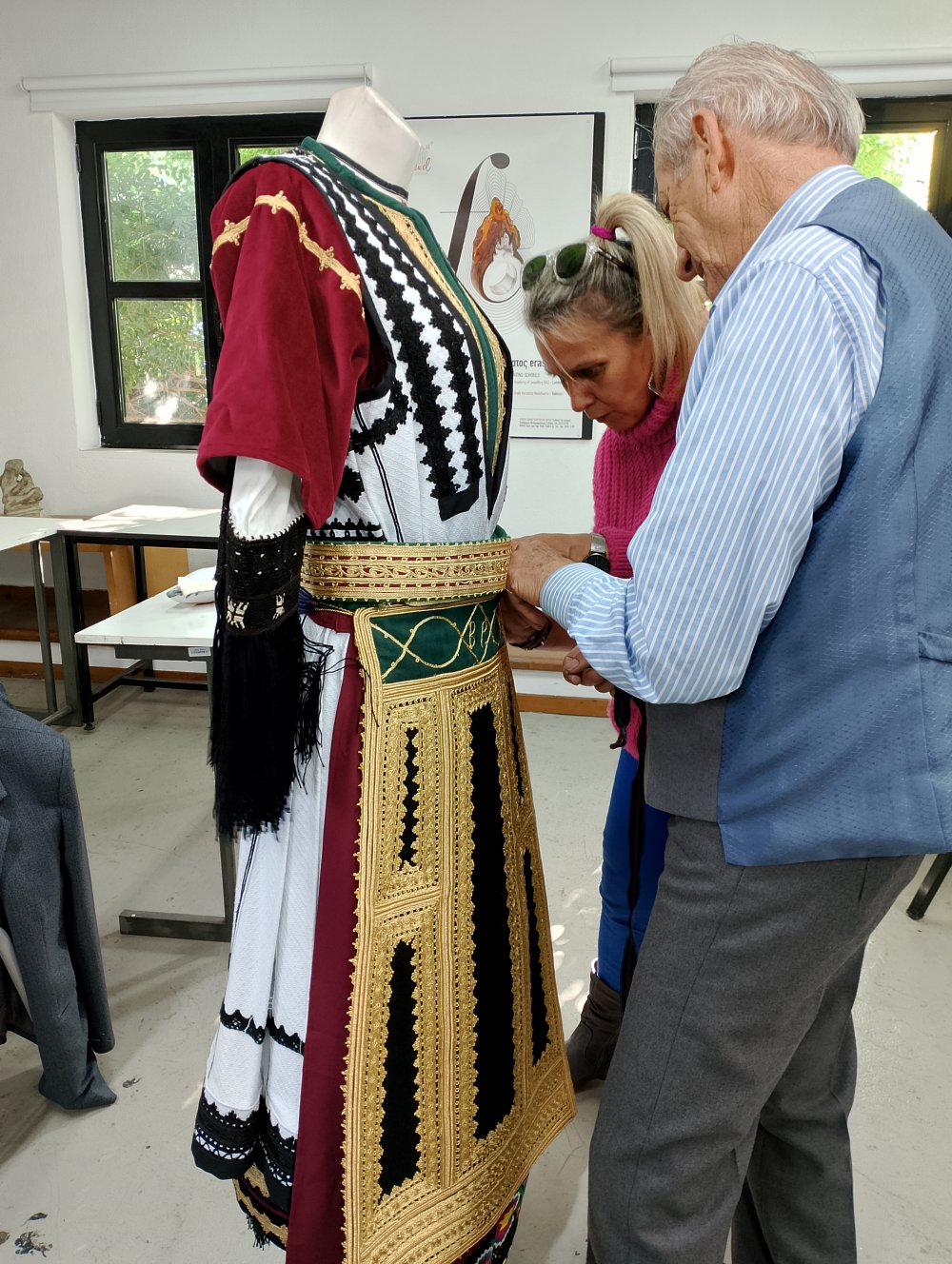 Παρουσίαση - σεμινάριο Παραδοσιακής Φορεσιάς  στην ΙΣΑΕΚ  ( ΙΙΕΚ ) Δήμου Βόλου